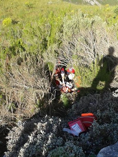 Man oorleef 10m val in berg